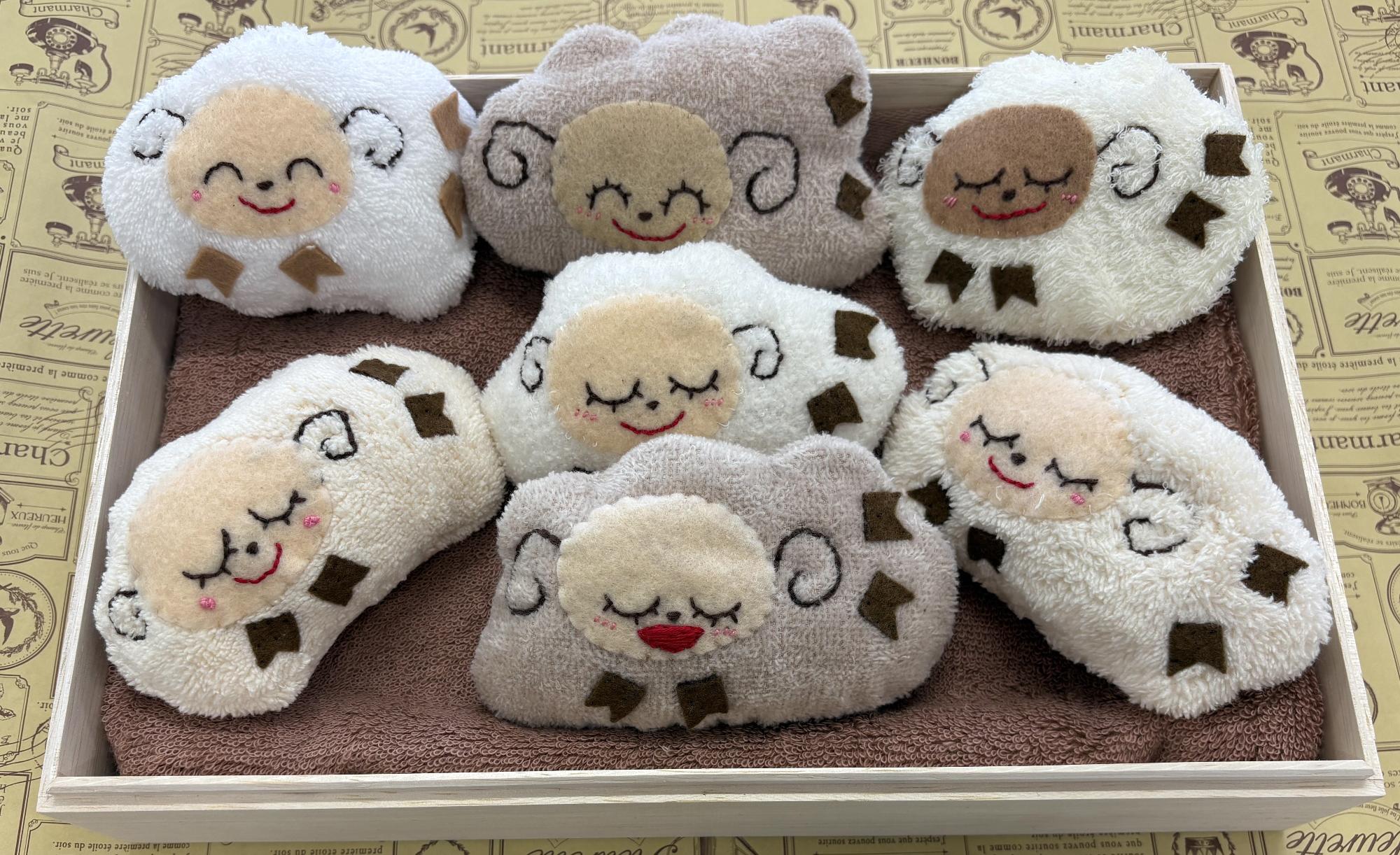 すやすや眠っている羊の音の鳴るおもちゃ
