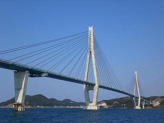 海にかかる大きな白い橋の写真
