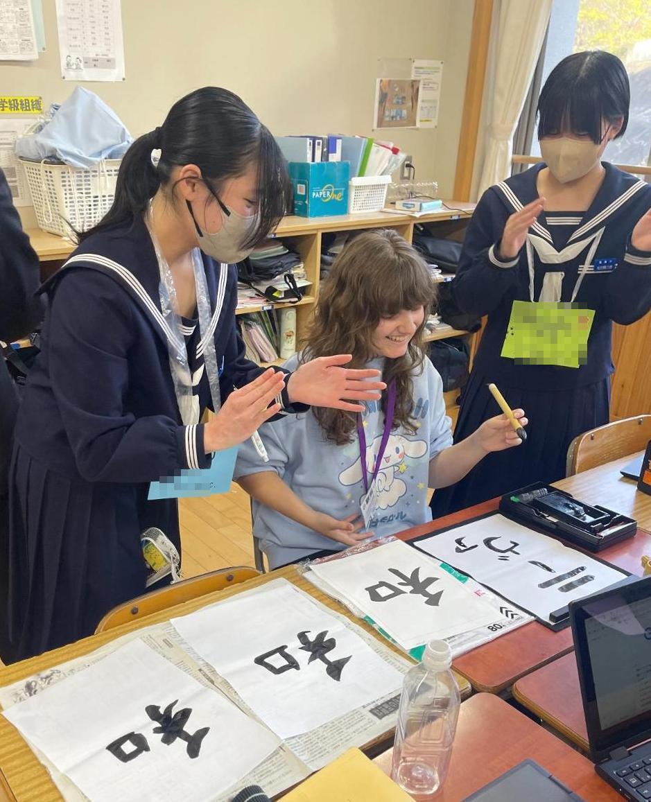 福島中学校で書道を体験