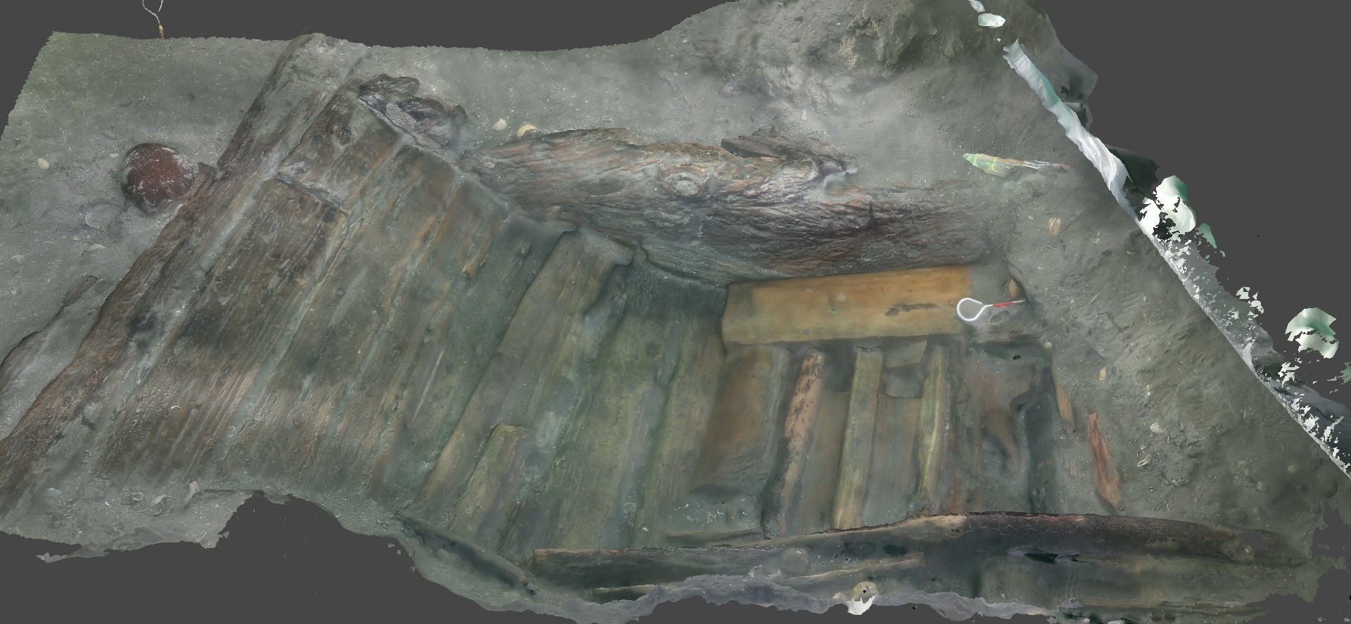 鷹島3号沈没船の船底・隔壁板出土状況（東方向から撮影、編集）