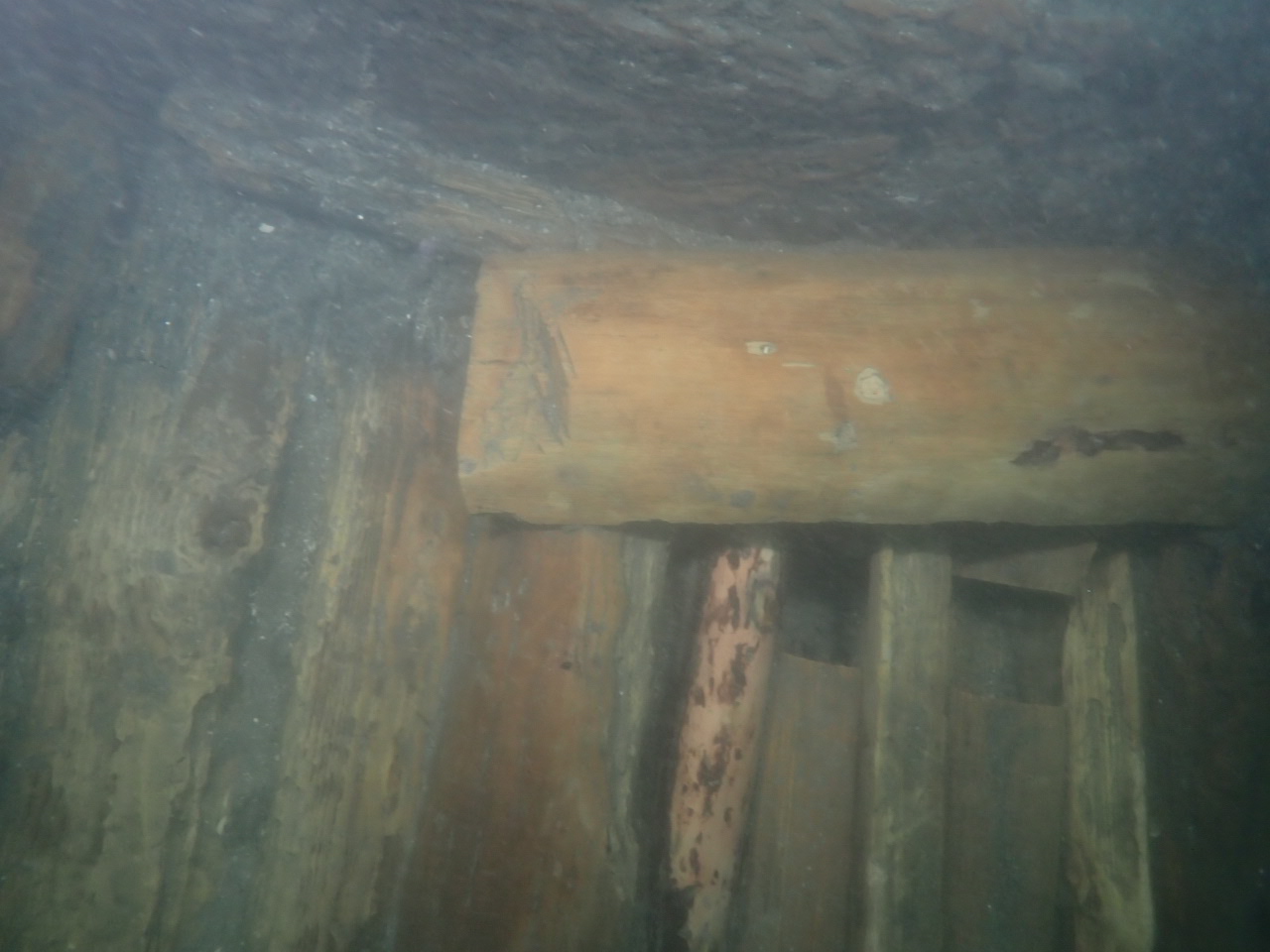 船底部分出土状況（東方向から）