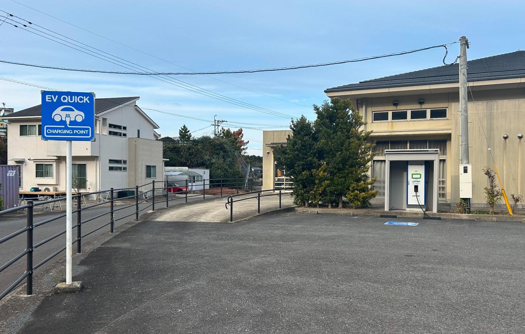 海のふるさと館EV急速充電器（広角）