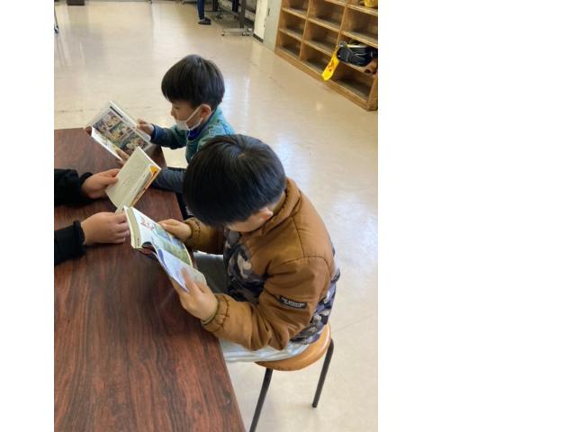 児童館で本を読む子どもたち