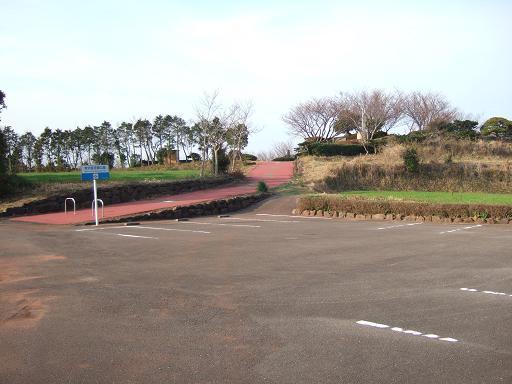 駐車場から牧の岳史跡公園を見渡した写真