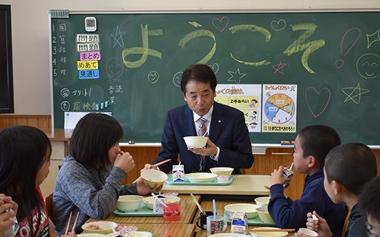 生徒たち給食を楽しむ市長の写真